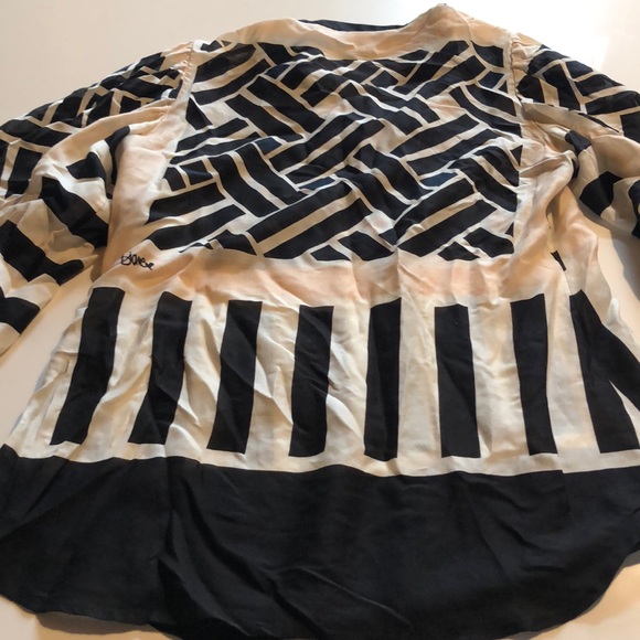 Geometric print Diane vonFurstenberg blouse - Picture 6 of 6